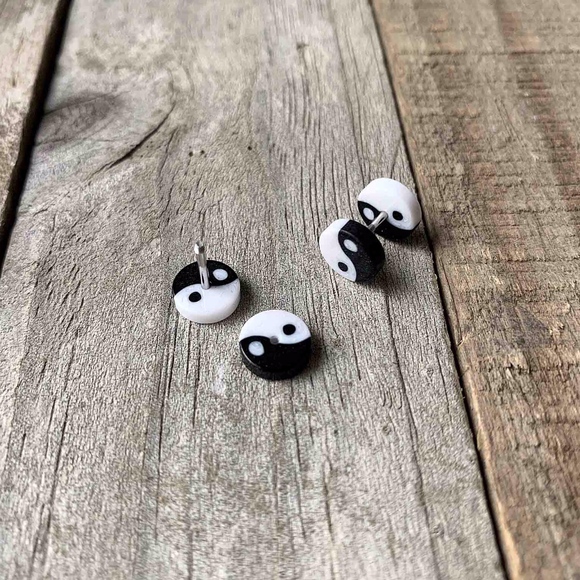 Men's Stud Earrings. - Picture 4 of 5